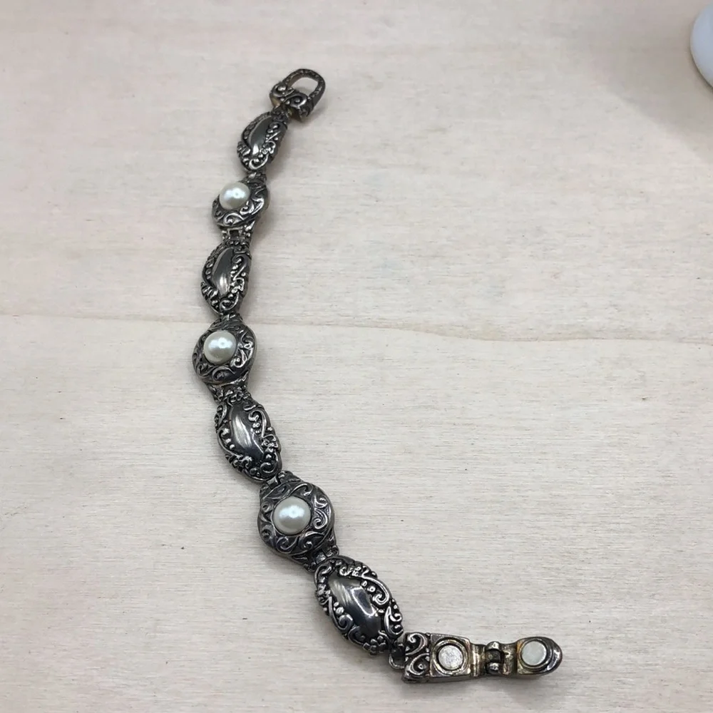 Vintage faux pearls stations antique style bracelet, magnetic clasp.